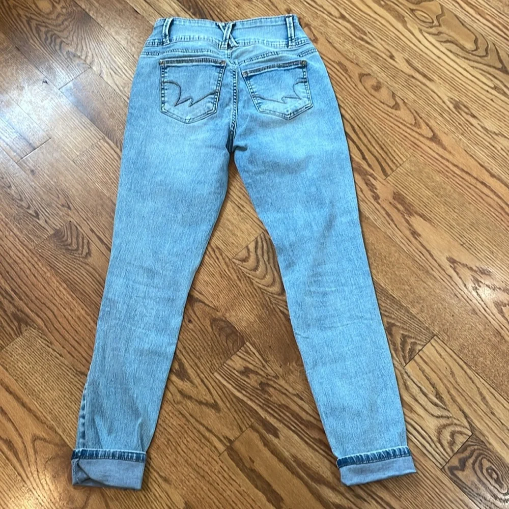 Women’s Wallflower Sassy High Rise Jeans. Size 7. Like New Condition.